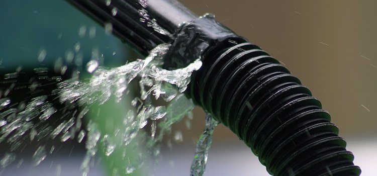 Des fuites peuvent se produire dans tout type de tuyau en plastique. comment éliminer une fuite dans un tuyau en plastique