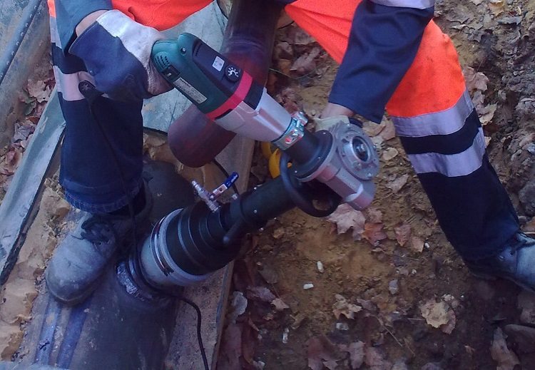 Le trou est percé à travers un tuyau soudé avec un foret spécial Comment percuter une conduite d'eau sous pression