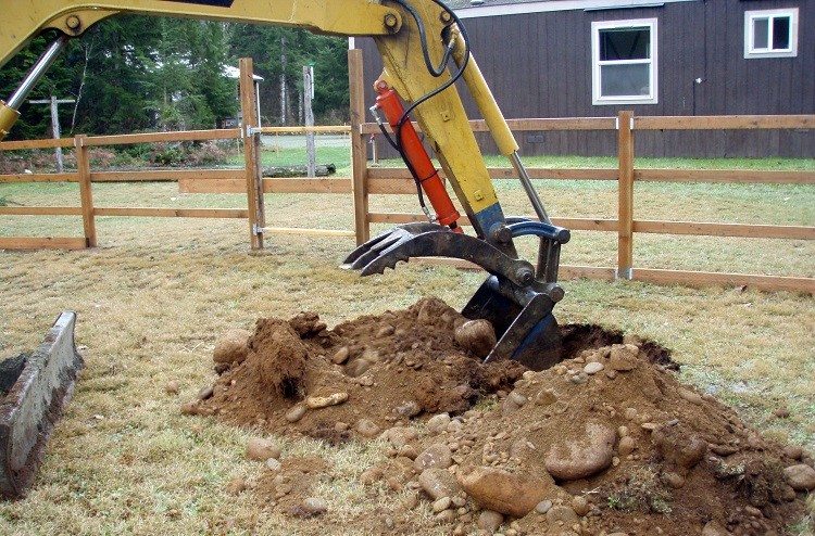 Si un insert dans les communications souterraines est nécessaire, vous devez d'abord creuser un trou à l'endroit où se trouve le pipeline Comment percuter une conduite d'eau sous pression