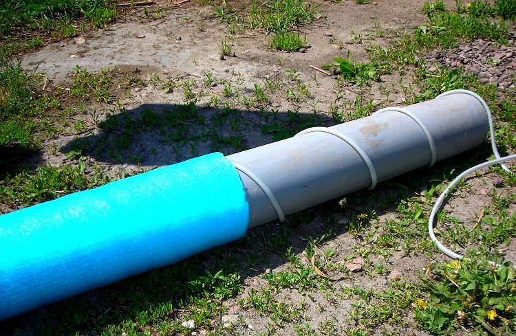 L'utilisation d'un câble chauffant garantit que l'eau dans les tuyaux ne se transforme pas en glace en hiver Quel tuyau utiliser pour l'approvisionnement en eau souterraine