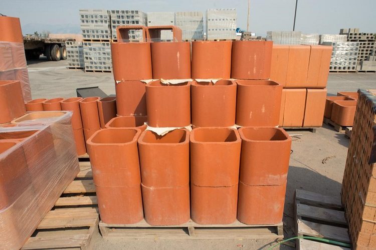 Pour la cheminée, vous pouvez utiliser non seulement le tuyau rond habituel, mais aussi un produit de section carrée Tuyaux en céramique pour cheminées