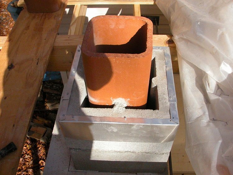 La conception de la cheminée avec un manchon en céramique à la base comprend nécessairement des blocs calorifuges en béton d'argile expansé Tuyaux en céramique pour cheminées