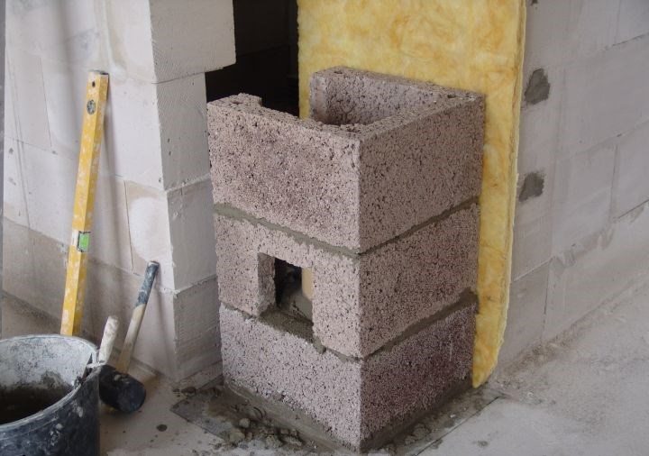 Pour la pose des blocs de la future cheminée, utilisez du mortier de ciment ordinaire Tuyaux en céramique pour cheminées