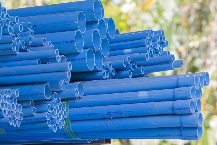 Les tuyaux de petit diamètre conviennent à l'approvisionnement en eau, et les gros tuyaux sont utilisés dans les réseaux d'égouts Installation de tuyaux en plastique