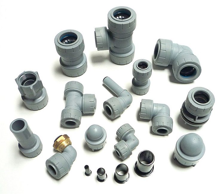 Pour connecter les tuyaux, vous aurez besoin de raccords de différentes configurations Installation de tuyaux en plastique