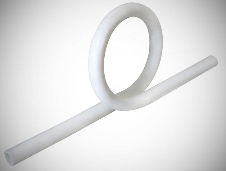 L'option la plus simple pour le compensateur de température est une boucle flexible à partir d'un tuyau en polypropylène ordinaire Installation de tuyaux en plastique