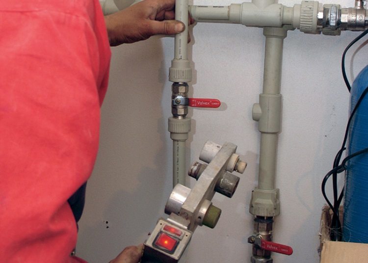 Le plus souvent, la méthode de soudage à chaud est utilisée pour l'installation de conduites d'eau en plastique Installation de tuyaux en plastique