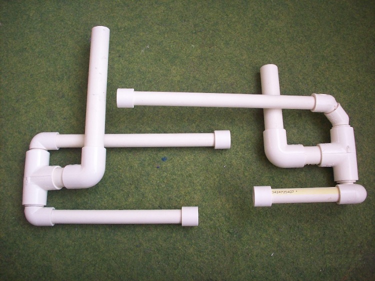 Il n'est pas souhaitable de plier les tuyaux en plastique, et si une rotation est nécessaire, des raccords sont utilisés Installation de tuyaux en plastique