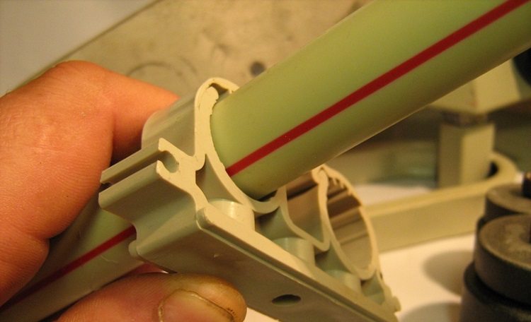Les tuyaux sont fixés aux murs avec des clips, ce qui permet de démonter rapidement le tuyau si nécessaire Installation de tuyaux en plastique