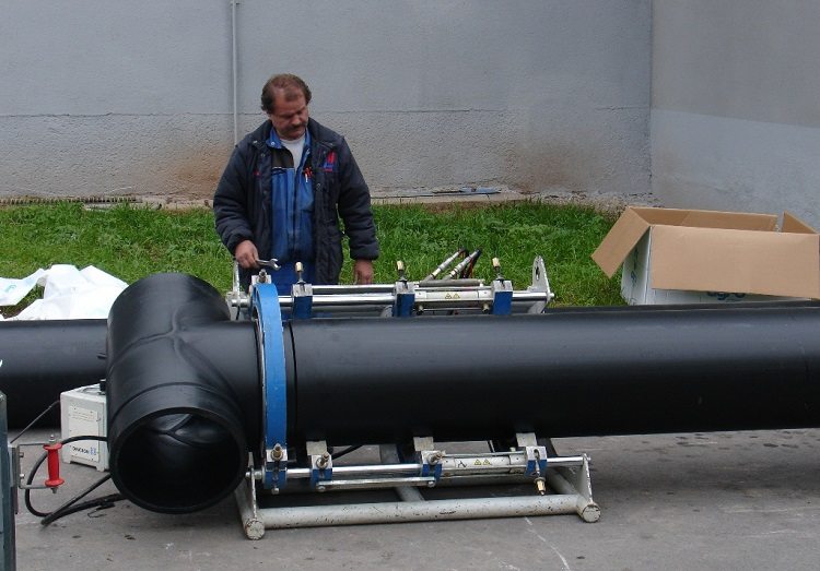 Le soudage bout à bout est effectué à l'aide d'une unité mécanique ou hydraulique Installation de tuyaux en polyéthylène