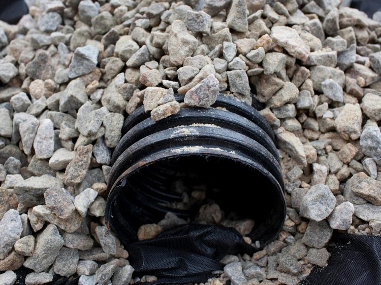 Pour la pose de services publics souterrains, utilisez des types de tuyaux lourds et très lourds Tuyau en plastique ondulé