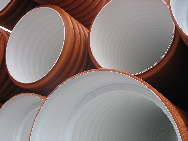 La surface intérieure des tuyaux ondulés à deux couches ne crée pas d'obstacles au mouvement du fluide de travail à travers eux Tuyau en plastique ondulé