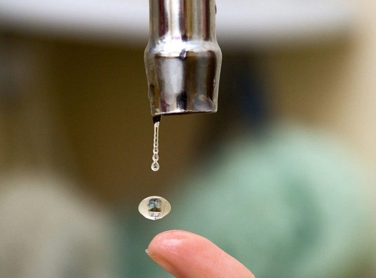 Si le bruit dans les tuyaux s'accompagne d'une diminution de la pression de l'eau, le système doit être nettoyé d'urgence Pourquoi les tuyaux d'eau bourdonnent