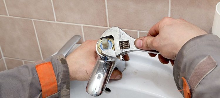 Le bruit dans les tuyaux lors de l'ouverture du robinet peut indiquer des problèmes avec le boîtier de la grue ou la cartouche du mélangeur Pourquoi les tuyaux d'eau bourdonnent