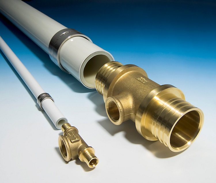 Pour connecter des tuyaux métal-plastique, il est conseillé d'utiliser des raccords métalliques Joint de tuyau en métal bricolage