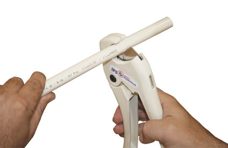 Les tuyaux doivent être coupés avec des ciseaux spéciaux pour que la coupe soit uniforme et sans bavures Joint de tuyau en métal bricolage