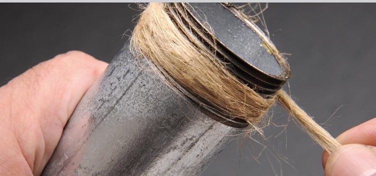 Lors de la connexion de tuyaux en métal et en plastique, le joint est scellé avec un câble Joint de tuyau en métal bricolage