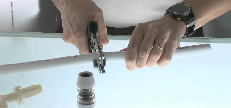 Deux types de raccords sont utilisés pour connecter les tuyaux en plastique Joint de tuyau en métal bricolage