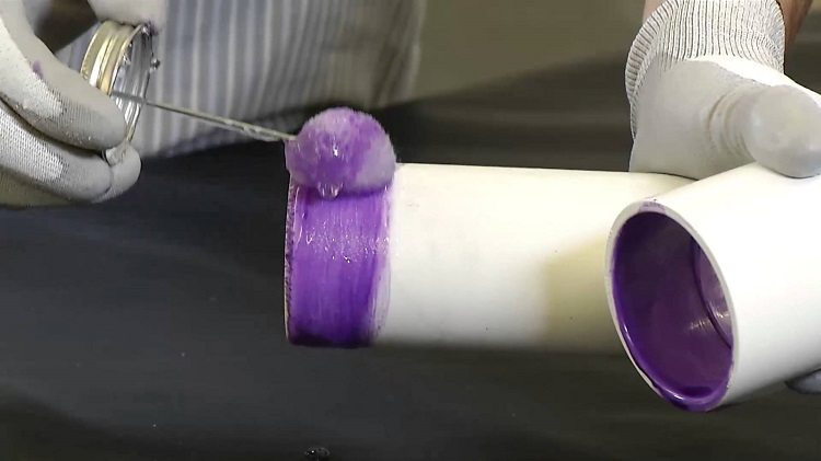 Les tuyaux en PVC peuvent être collés ensemble à l'aide d'un adhésif spécial Joint de tuyau en PVC