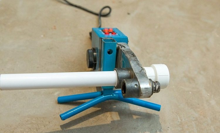 Pour chauffer les extrémités du tuyau et le raccord, un appareil spécial est utilisé - le soi-disant fer à souder Joint de tuyau en PVC
