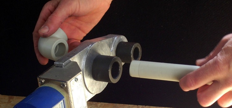 La connexion des tuyaux en PVC est réalisée par différentes méthodes de soudage Joint de tuyau en PVC