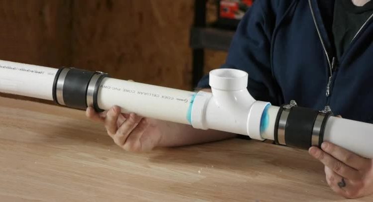 Les tuyaux en plastique peuvent être connectés en toute sécurité avec des raccords et de la colle tuyaux en plastique pour l'approvisionnement en eau