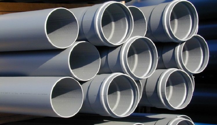 Pour l'installation des eaux usées, des tuyaux en PVC sont également utilisés. tuyaux en plastique pour l'approvisionnement en eau