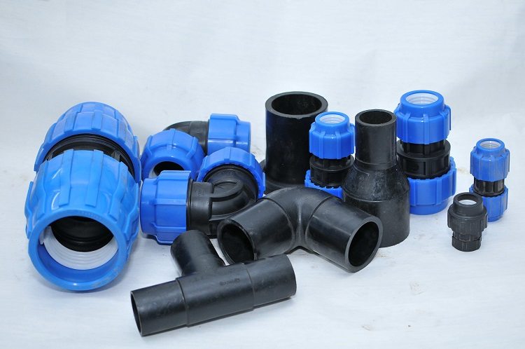 Pour l'alimentation en eau du pays, vous pouvez utiliser des raccords à compression, cela permettra de démonter rapidement le système si nécessaire tuyaux en plastique pour l'approvisionnement en eau