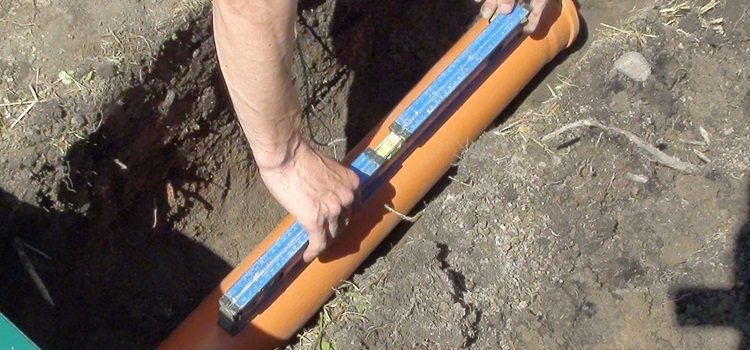 Lors de la pose de tuyaux d'égout, leur pente doit être calculée pour un débit d'eau sans entrave Pente du tuyau d'égout