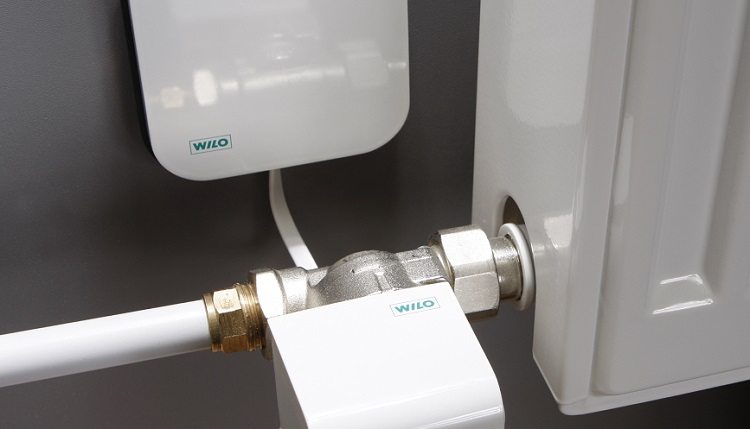 Les tuyaux en PEX résistent aux températures élevées, ils sont donc utilisés dans les systèmes d'eau chaude et de chauffage Types de tuyaux en plastique pour l'approvisionnement en eau