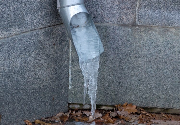 Les drains externes gèlent en hiver, vous devez donc prendre soin de leur chauffage Gouttières galvanisées