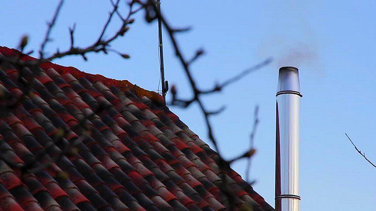 La fumée sortant de la cheminée contient des substances nocives qui provoquent la destruction de la cheminée Comment isoler un tuyau de cheminée en métal