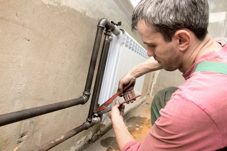 À chaque radiateur de chauffage de la maison, deux tuyaux sont connectés, équipés de robinets pour couper l'alimentation en chaleur Système de chauffage à deux tuyaux