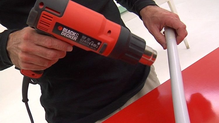 Pour faciliter le processus de pliage, le tuyau peut être chauffé avec un sèche-cheveux de construction Comment plier des tuyaux en plastique