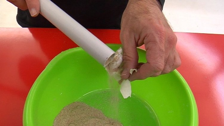 Le sable versé à l'intérieur du tuyau empêchera le tuyau de se déformer pendant le pliage Comment plier des tuyaux en plastique