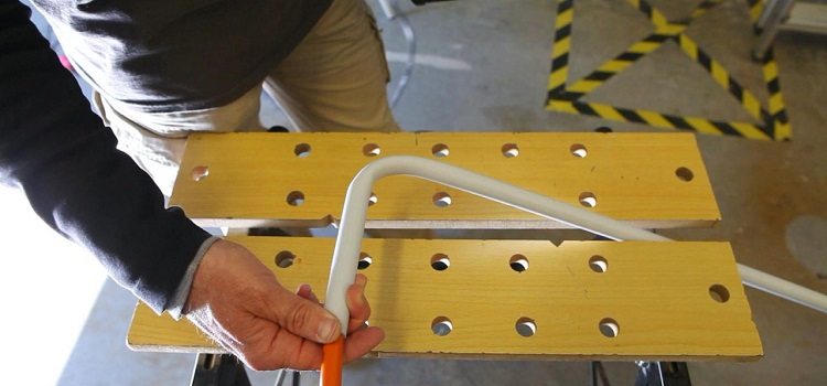 Vous pouvez plier les tuyaux métalliques de vos propres mains, il existe plusieurs méthodes pour cela Comment plier des tuyaux en plastique