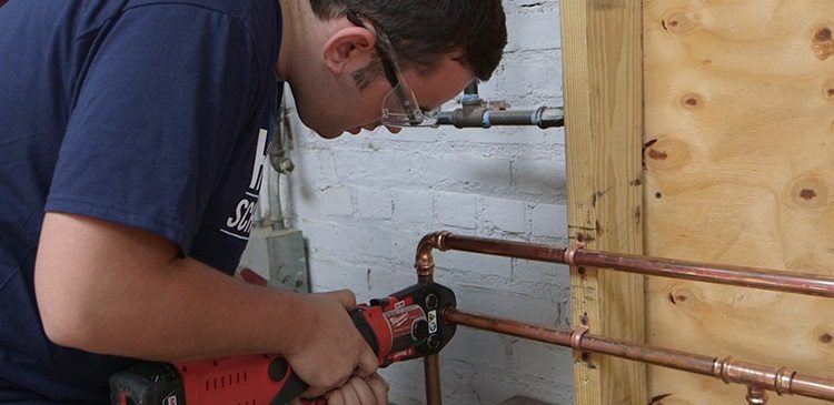 Les tuyaux en cuivre peuvent être connectés par soudure ou raccords, mais chacune des méthodes est assez laborieuse et nécessite le strict respect des règles d'installation Tuyau en cuivre recuit