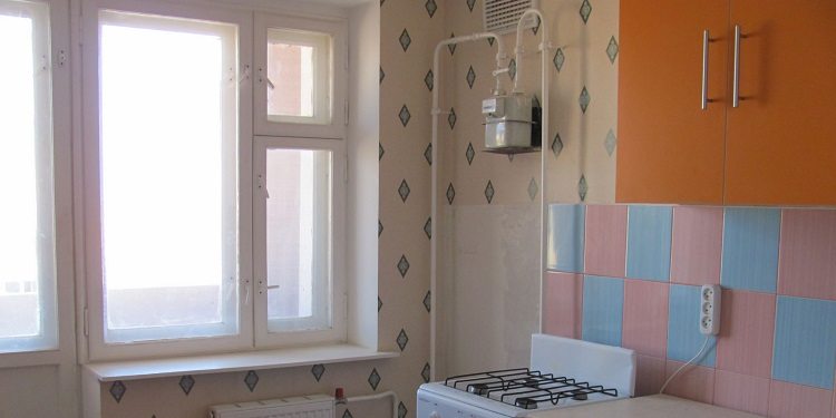 Dans les appartements et les maisons, les tuyaux de gaz ne sont pas toujours posés confortablement et s'intègrent organiquement à l'intérieur, la question se pose donc de leur transfert Déplacer le tuyau de gaz vers le site