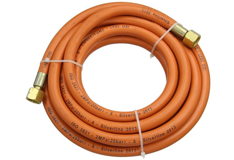 Pour éviter le transfert d'un tuyau de gaz dans l'appartement, il convient d'envisager l'option d'utiliser un tuyau flexible pour connecter les appareils Déplacer le tuyau de gaz vers le site