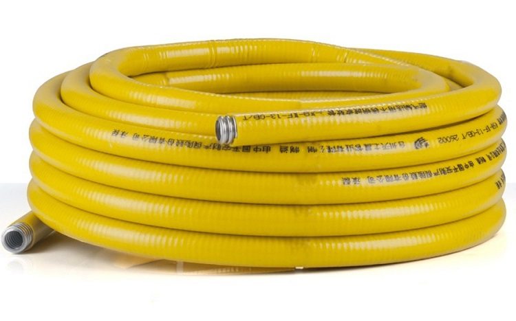 Un tuyau en métal-plastique a une plus grande résistance que le HDPE, et il peut être utilisé là où il n'y a aucun moyen d'effectuer une pose cachée du pipeline Tuyau en plastique pour gaz