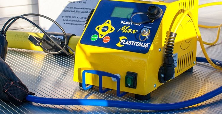 Les tuyaux en plastique sont soudés à l'aide d'une machine de soudage spéciale, son type dépend de la méthode de soudage sélectionnée Tuyau en plastique pour gaz