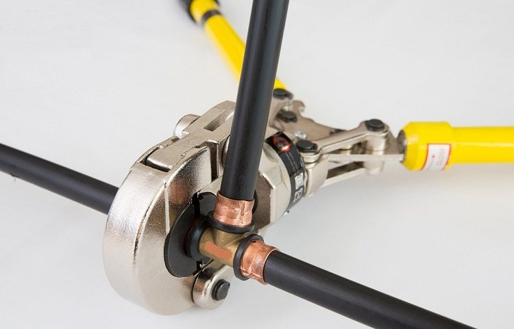 Pour les tuyaux de raccordement en polyéthylène réticulé, des raccords à sertir sont utilisés. Tuyau en polyéthylène réticulé