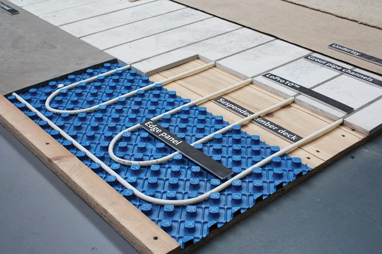 Le chauffage au sol a une structure multicouche, donc les tuyaux doivent être résistants aux charges lourdes Plancher chaud fait de tuyaux en plastique