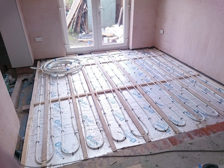 Les tuyaux sont posés sur une couche de matériau d'étanchéité pour protéger le sol de la condensation Plancher chaud fait de tuyaux en plastique