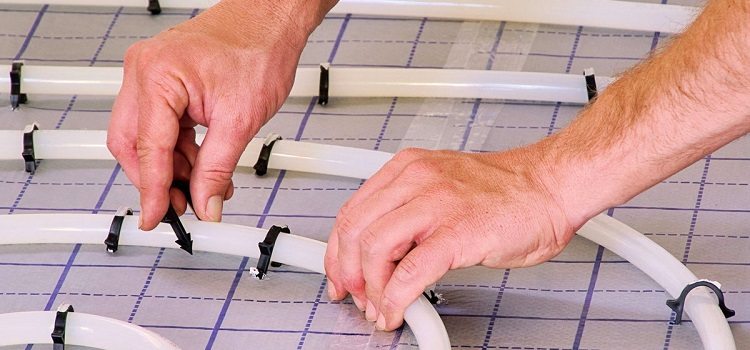 Les tuyaux en métal-plastique sont durables et flexibles, ils sont donc souvent utilisés pour organiser des sols chauds Plancher chaud fait de tuyaux en plastique