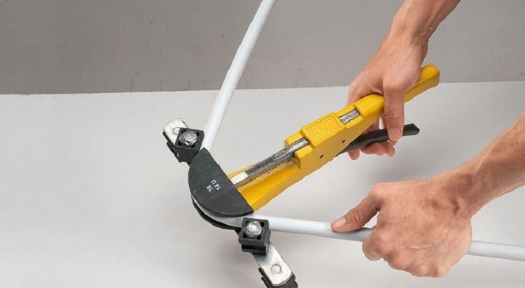 Lors de la pose de tuyaux, il est important d'éviter leur déformation, il est donc préférable d'utiliser une cintreuse de tuyaux pour le pliage Plancher chaud fait de tuyaux en plastique
