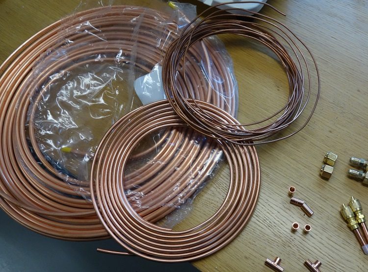 Les tuyaux en cuivre ont une résistance et une fiabilité supérieures aux tuyaux en métal-plastique, c'est donc la meilleure option pour un plancher d'eau chaude Plancher chaud fait de tuyaux en plastique