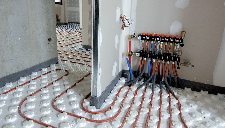 Les tuyaux en cuivre sont faciles à plier, cela vous permet d'utiliser un schéma de pose avec un grand nombre de coudes Plancher chaud fait de tuyaux en plastique