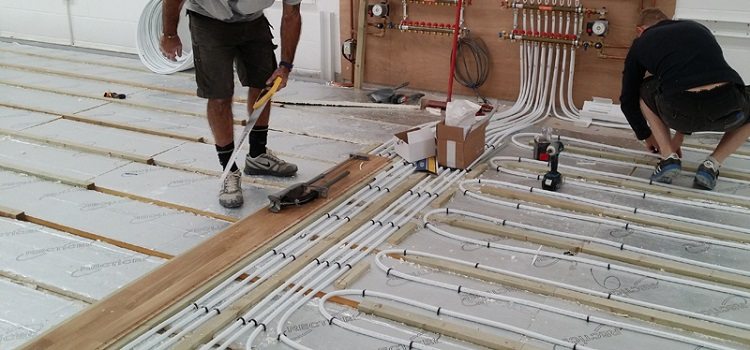 Les tuyaux peuvent être fixés au sol avec des clips ou des pinces en plastique Plancher chaud fait de tuyaux en plastique