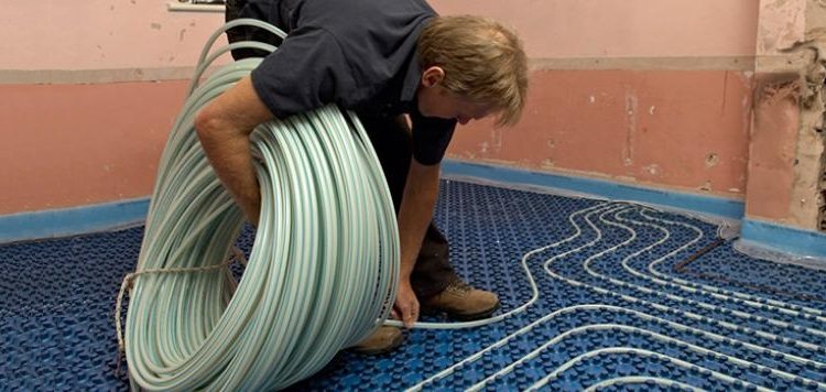 Pour un sol chaud, des tuyaux métal-plastique peuvent également être utilisés, mais cette option sera plus chère Chauffage au sol à faire soi-même à partir de tuyaux en polypropylène
